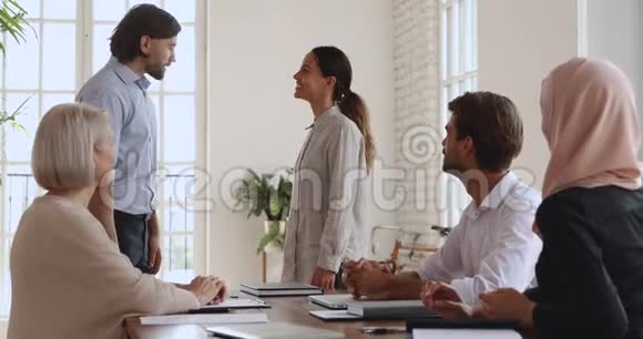 骄傲的公司经理握手称赞快乐的女员工视频的预览图