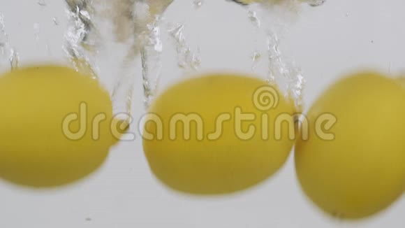 整个柠檬都冒着气泡掉进水里慢动作视频的预览图