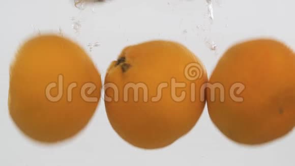 整个橘子都带着气泡掉进水里慢动作视频的预览图
