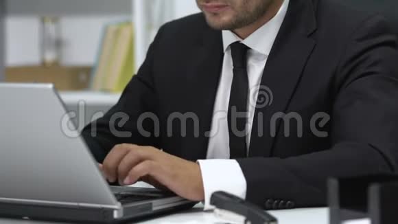 压力大的商人在笔记本电脑上看电子邮件感到窒息坏消息视频的预览图