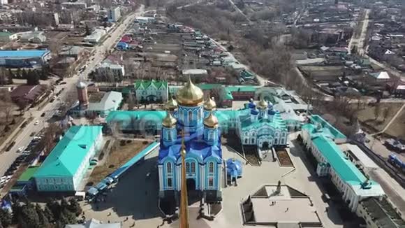 在利佩茨克地区的扎顿斯克圣母院和弗拉基米尔神母亲图标大教堂的诞生鸟瞰d视频的预览图
