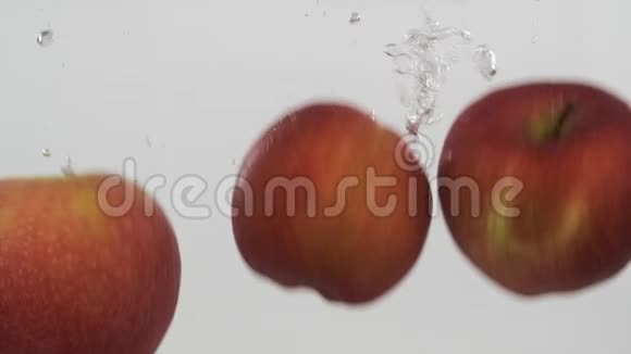 整个红苹果都带着泡泡掉进水里慢动作视频的预览图