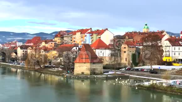 斯洛文尼亚马里博尔德雷瓦河中世纪水塔旧州桥和天鹅的风景4k段录像视频的预览图