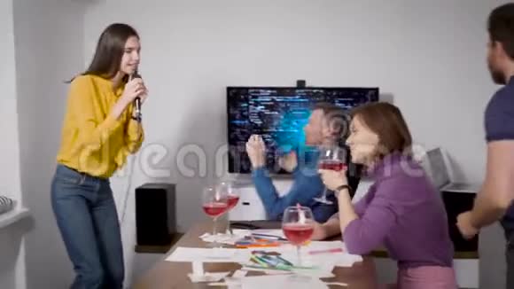 有创意的商业朋友在办公室和卡拉OK聚会女孩对着麦克风唱歌跳舞视频的预览图