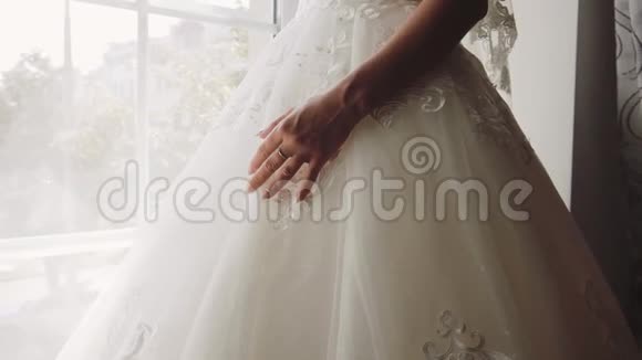 准备新娘穿着婚纱参加婚礼视频的预览图