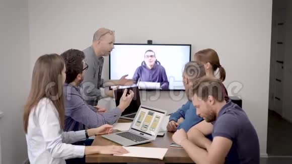 开发团队发现了重大消息同事与大公司签订合同办公室生动的情绪视频的预览图