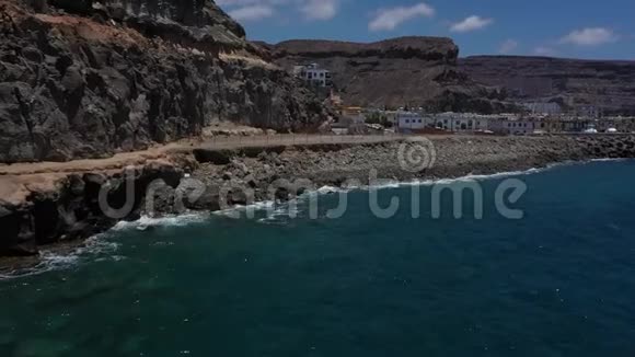 岩面岸线无人机镜头视频的预览图