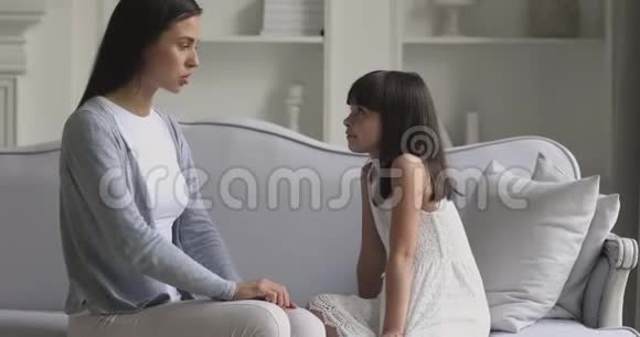 愤怒的年轻妈妈在家里骂顽固的女儿视频的预览图