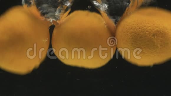 整个橘子都带着气泡掉进水里慢动作视频的预览图
