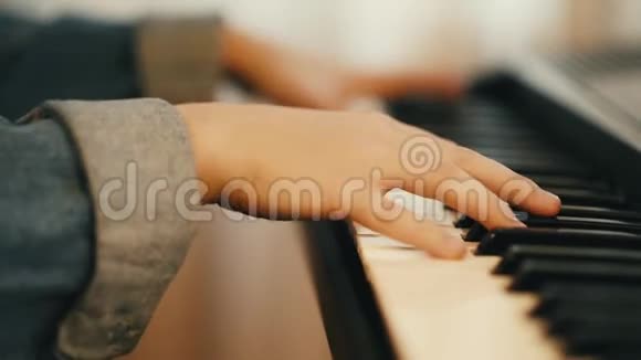 手在钢琴上演奏音乐钢琴家在合成器上演奏旋律视频的预览图