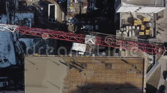 在乌克兰哈尔科夫一个缓慢运动的建筑工地上从起重机上方垂直射击建筑用高吊车视频的预览图