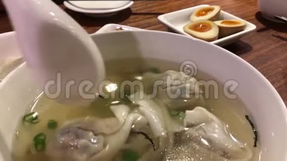 中餐厅桌上人们吃饺子汤和开胃菜的动作视频的预览图