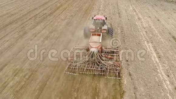 一种能量饱和的拖拉机有一个拖耕装置为播种准备土壤视频的预览图