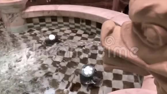 君悦酒店内喷泉水流缓慢视频的预览图