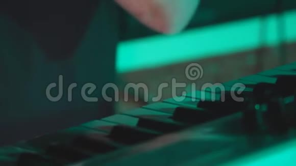 钢琴家或摇滚乐队的键盘手近距离演奏合成器视频的预览图