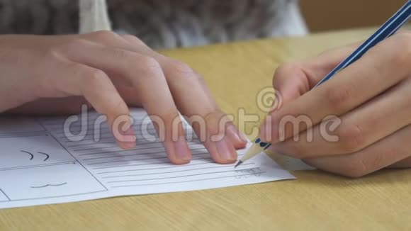 男人或女人用铅笔在纸上画或写视频的预览图