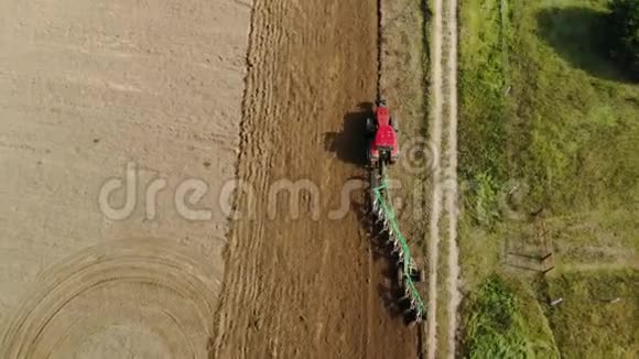 拖拉机用长长的分层的犁犁耕田准备春天的处女地视频的预览图