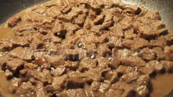 用鸡柳和洋葱做成的肉卷用香料在炉子上的平底锅中煎美味简菜特写视频的预览图