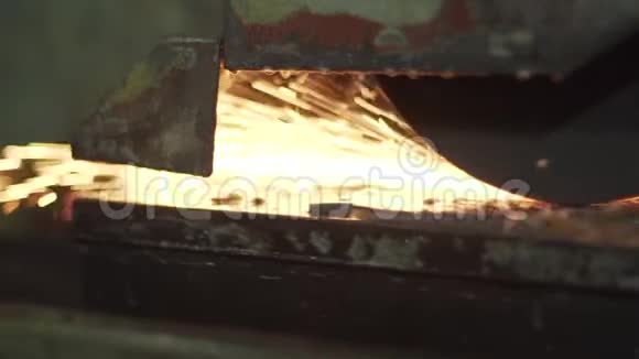 机器加工金属形成火花视频的预览图