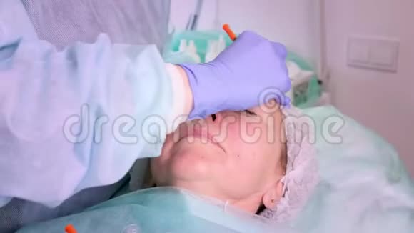 女人在做美容注射特写美容院的女人整形外科诊所视频的预览图