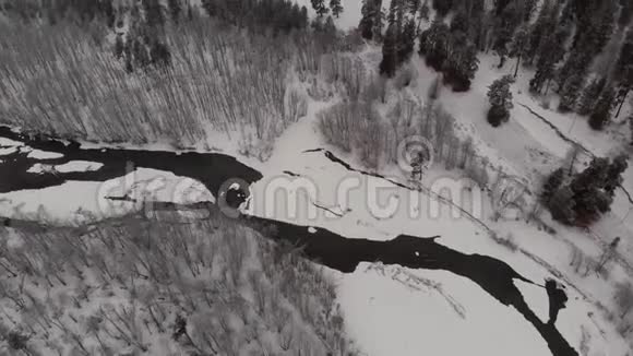 山河森林雪山俄罗斯阴天阿尔克希的俯视图视频的预览图