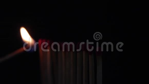 火柴燃烧传染火柴点燃多米诺效应黑地上的火柴视频的预览图