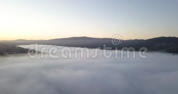 日出时薄雾弥漫的山谷视频的预览图