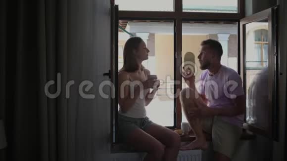 一对夫妇在窗边吃早餐聊天视频的预览图