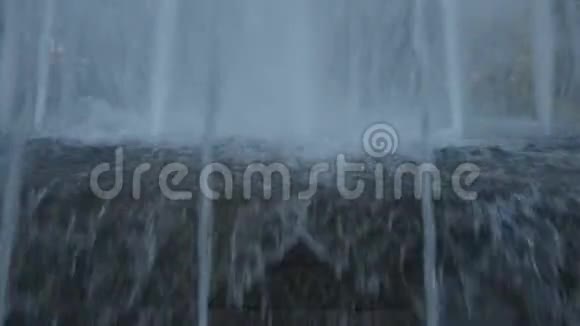 倾斜喷泉视频的预览图