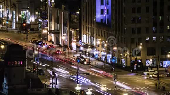 夜晚在街道上鸟瞰城市生活视频的预览图
