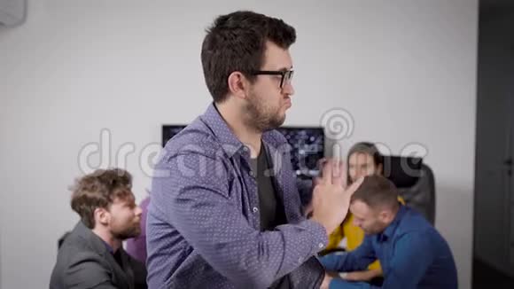 有创意的商业朋友带眼镜的工程师或程序员的肖像在他的合伙人的背景下视频的预览图
