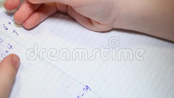 孩子做学校作业解决算术例题并写在笔记本上负担得起的教育概念视频的预览图