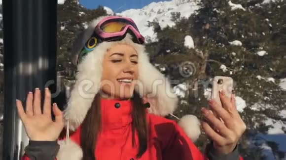 一个女人在机舱滑雪电梯里用智能手机打视频电话视频的预览图