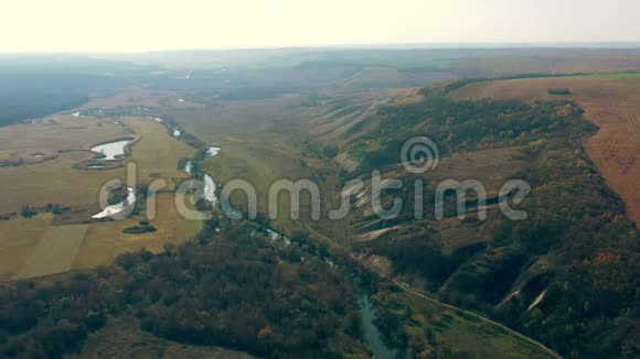空中无人机射击历史上的Dvurechansky国家公园在哈尔科夫地区乌克兰的俯视图视频的预览图