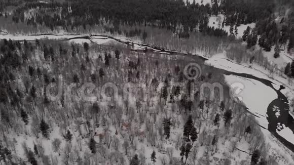 山河森林雪山俄罗斯阴天阿尔克希的俯视图视频的预览图