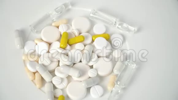 白色背景的多色平板电脑做药片药丸和其他药物制药业视频的预览图