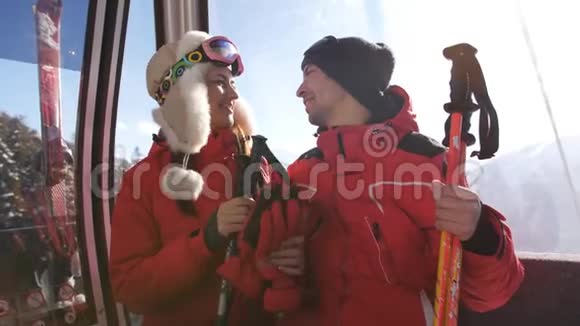 幸福的爱情夫妻幸福的爱情夫妻在一个滑雪电梯小屋欣赏冬天的风景期待滑雪视频的预览图