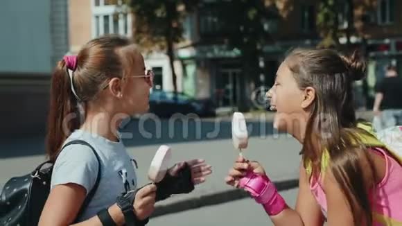 两个青少年在城市广场吃冰淇淋视频的预览图