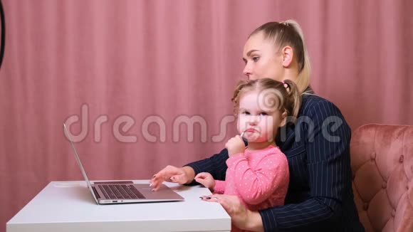 工作妈妈在家庭办公室工作幸福的母女笑了成功的女人和可爱的孩子使用笔记本电脑视频的预览图