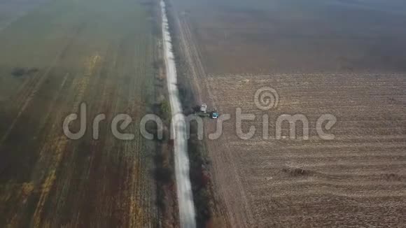 秋季收割机在田间的最后农业作业现代联合收割机的空中景观视频的预览图
