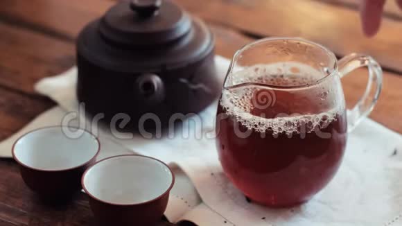 木制背景的中国茶道视频的预览图