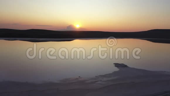空中拍摄的乌克兰克里米亚的小亚斯基湖傍晚夕阳映衬下美丽的小亚斯基湖俯瞰图视频的预览图