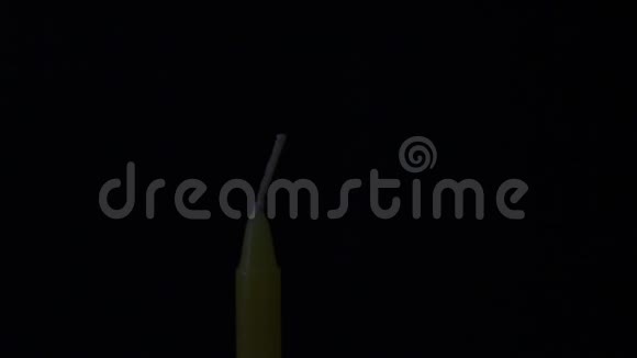 男性手点燃蜡烛与匹配的黑色背景关门视频的预览图