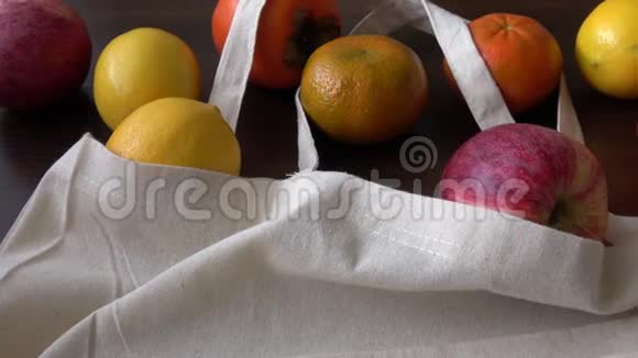 带有产品水果的生态袋零废使用少塑概念木制桌子上的生态棉织品袋有机新鲜水果视频的预览图