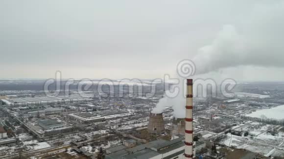 火力发电厂在大气中产生大量烟雾视频的预览图