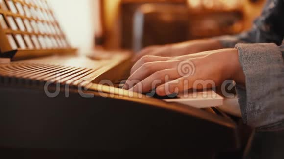 手在钢琴上演奏音乐钢琴家在合成器上演奏旋律视频的预览图