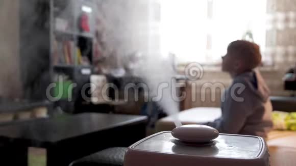 蒸汽从加湿器和空气电离器在一个模糊的房间与一个小孩子用于增加室内温度的气候装置视频的预览图