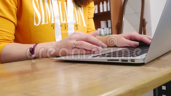 4k女性手持笔记本电脑键盘手指触摸板视频的预览图