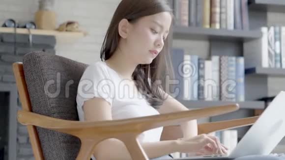 美丽的商业年轻的亚洲女性自由职业工作和社交网络在线显示笔记本电脑椅子视频的预览图