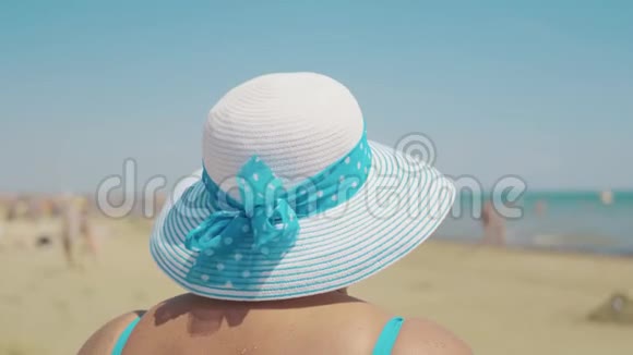 夏天海滩上戴太阳帽的快乐高级女人年龄休闲和人的概念后景视频的预览图